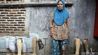 Seorang ibu yang menggunakan kaki palsu tidak berbeda dengan orang normal pada umumnya. Foto: Rachman Haryanto
