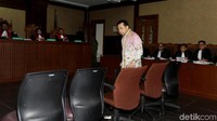 Pada persidangan Kamis, (25/1) kemarin, Novanto masih menyangkal dirinya terlibat dalam proyek e-KTP. Menurutnya, saat itu komisi II DPR RI lah yang memiliki wewenang terkait proyek e-KTP yang diusulkan pemerintah.