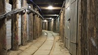 Wieliczka Salt Mine punya komplek labirin, yang terdiri dari beberapa lantai. Ada koridor-koridor yang dipahat, katedral, kapel, lusinan patung, juga ruang-ruang bawah tanah dengan panjang 300 Km (Thinkstock)