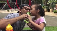 So sweet.. Indra Brasco dan Naila lagi minum sebotol berdua! Foto: Instagram @monaratuliu