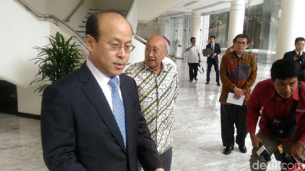 Bertemu Dubes China, JK Dihadiahi Vas Porselen