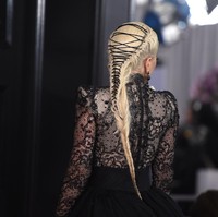 Rambut kepangnya pun tak kalah mencuri perhatian. Foto: Getty Images