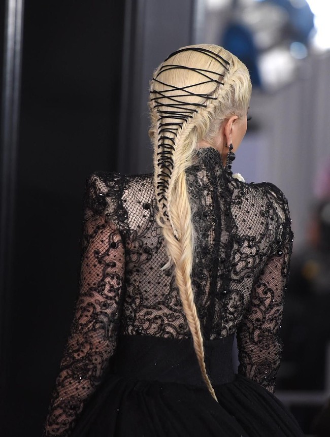 Rambut kepangnya pun tak kalah mencuri perhatian. Foto: Getty Images