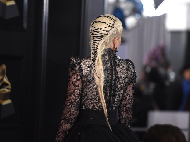 Tampilan rambutnya terlihat romantis, seduktif dan terinspirasi dari era Victoria, ujar hairstylist Lady Gaga, Frederic Aspiras.  Foto: Getty Images