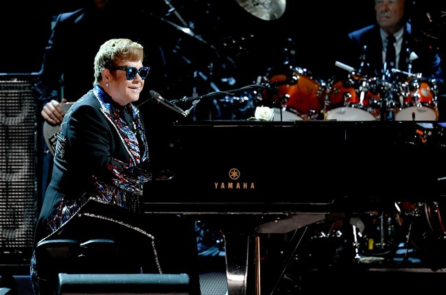 Elton John mendapat gelar Knight Bachelor dari Ratu Elizabeth di tahun 1998 untuk pelayanannya di bidang musik dan berbagai kegiatan amal. Tak hanya itu, John mendedikasikan hidupnya untuk memerangi AIDS lewat Elton John AIDS Foundation. Foto: Kevin Winter/Getty Images for NARAS