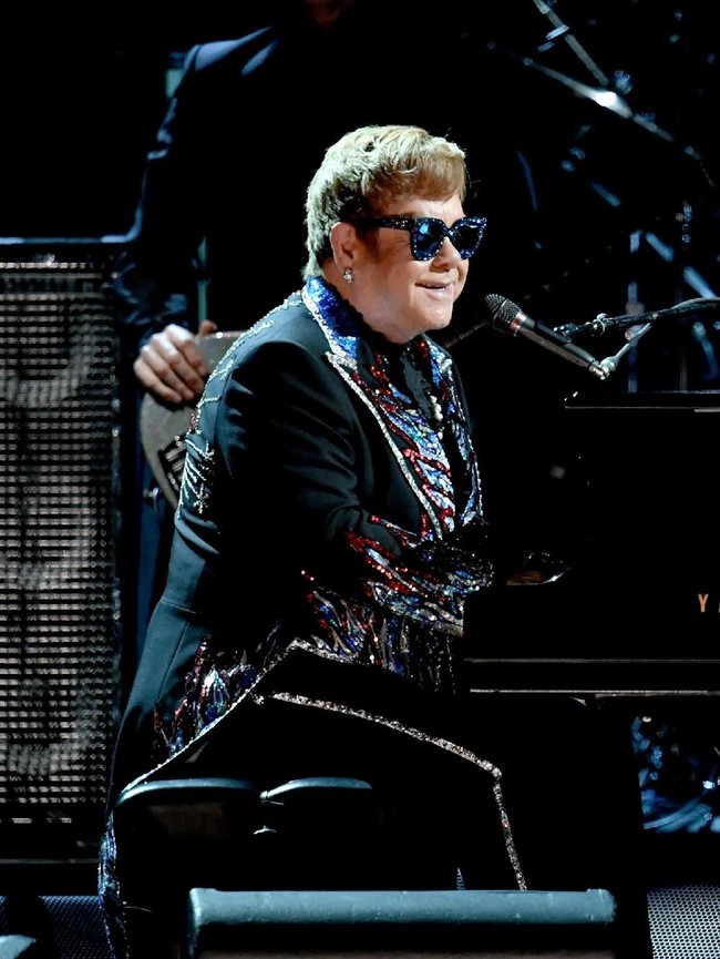 Koleksi kacamata Elton John jumlahnya sudah mencapai ratusan ribu. Musisi legendaris ini memang senang bergaya eksentrik dengan kacamata berbagai model unik. Sampai saat ini, pria asal Inggris itu sudah memiliki lebih dari 250 ribu pasang kacamata, beberapa di antaranya dikoleksi sejak era 70-an. Foto: Kevin Winter/Getty Images for NARAS