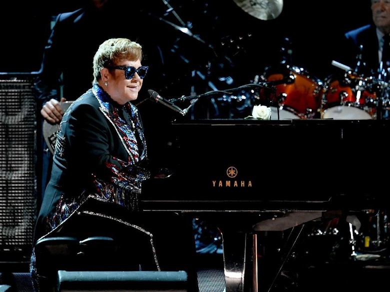 Anjingnya Gigit Wajah Seorang Anak, Elton John Tak Merasa Bersalah Anjingnya Gigit Wajah Seorang Anak, Elton John Tak Merasa Bersalah