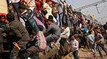 Bikin Merinding! Kereta di India Sampai Begini Lho