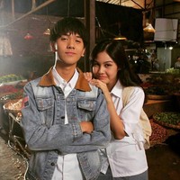 Jaket denim dengan tambahan emblem di bagian lengan jadi salah satu ciri khas gaya Dilan di film Dilan 1990. Seiring kesuksesn filmnya, bukan tidak mungkin jaket denim akan jadi tren besar di kalangan milenial. Sebelum itu, yuk intip inspirasi bergaya dengan jaket denim dari para selebriti. Foto: Instagram