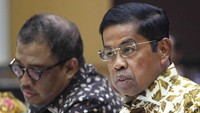 Idrus Marham menjelaskan perjalanan panjangnya untuk bisa sampai ke Asmat. Idrus mengatakan sangat prihatin ketika tiba dan melihat di lokasi.