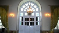 Di bagian dalam, terlihat beberapa ornamen khas Afghanistan. 