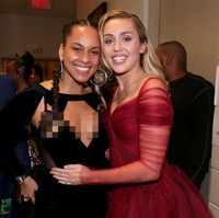 Untuk acara sebesar dan sekelas Grammy Awards 2018 yang ditonton jutaan pasang mata, tampil tanpa makeup merupakan sebuah keberanian bagi seorang figur publik. Foto: Getty Images