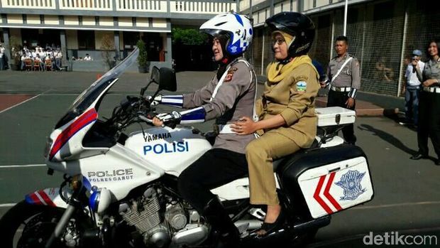Polwan Bermoge Blusukan ke Sekolah di Garut