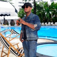 Denim on denim yang stylish bisa dicontek dari gaya penyanyi Ne-Yo. Foto: Getty Images