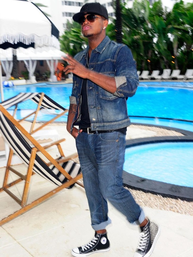 Denim on denim yang stylish bisa dicontek dari gaya penyanyi Ne-Yo. Foto: Getty Images