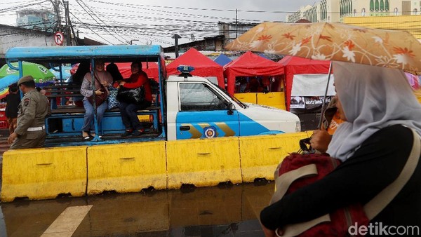 Mobil Satpol PP Jadi Pengganti Angkutan Umum di Tanah Abang