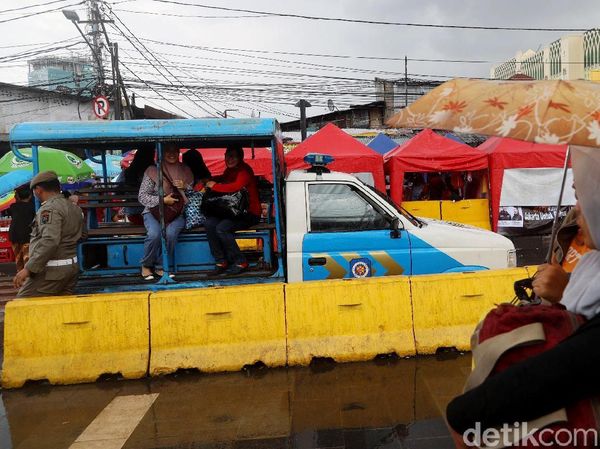 Mobil Satpol PP Jadi Pengganti Angkutan Umum di Tanah Abang