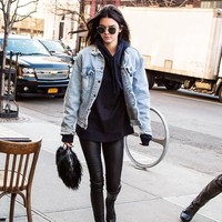 Kendall Jenner membuktikan kalau hoodie dan jaket denim bisa berkolaborasi dengan apik. Jangan lupa pakai statement bags untuk tampil lebih stylish. Foto: istimewa