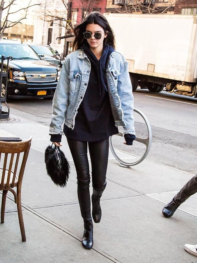 Kendall Jenner membuktikan kalau hoodie dan jaket denim bisa berkolaborasi dengan apik. Jangan lupa pakai statement bags untuk tampil lebih stylish. Foto: istimewa