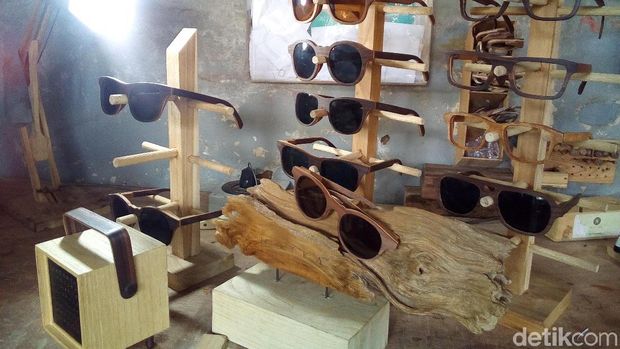 Frame kacamata dari limbah kayu di Kudus.