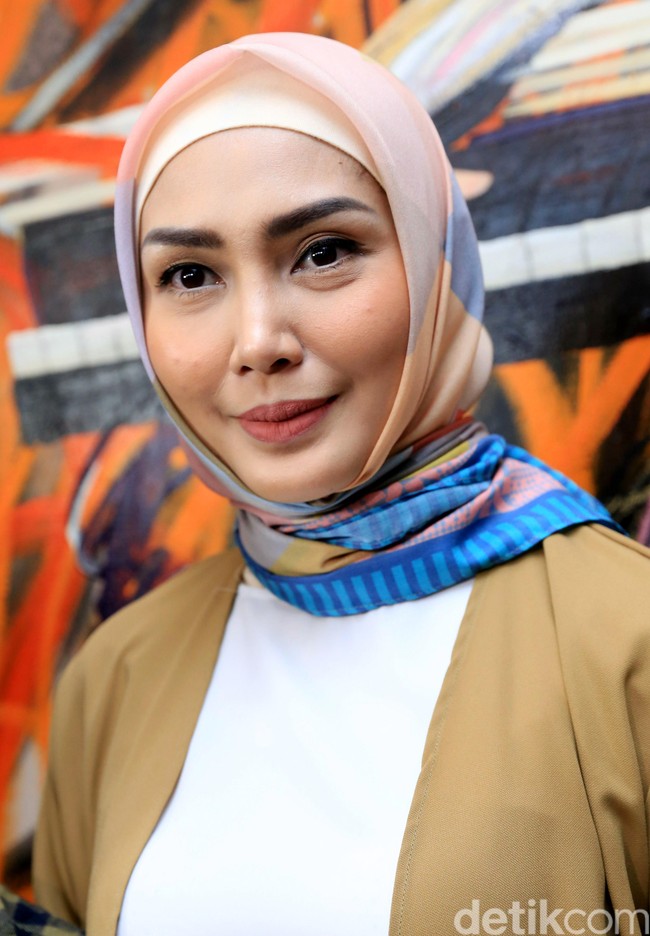 Scarf dengan beragam corak sudah menjamur. Pilih corak yang paling mendekati kepribadianmu. Fenita Arie memilih scarf dengan warna-warna netral dan lembut yang mendeskripsikan sisi femininnya.Foto: Palevi S/detikHOT