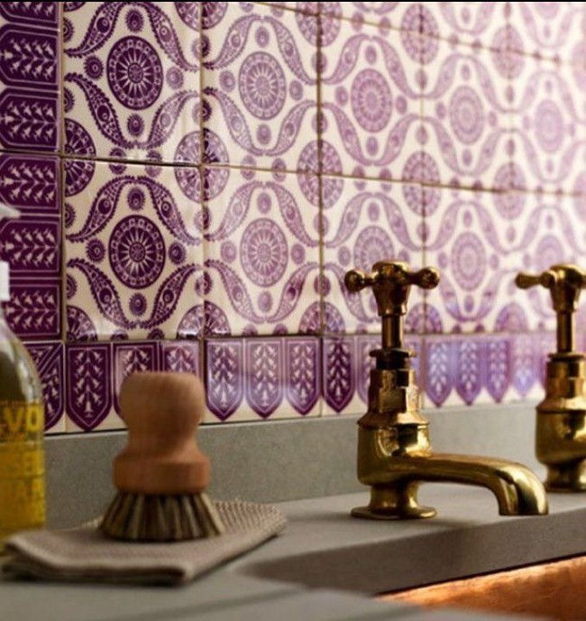 Bisa pula dengan permainan ubin pada dinding kamar mandi. (Foto: Instagram)