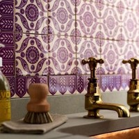 Bisa pula dengan permainan ubin pada dinding kamar mandi. (Foto: Instagram)