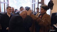 Keduanya sempat bertukar ikat kepala. Jokowi bahkan memasangkan kopiah ke kepala Presiden Ghani, begitu pula sebaliknya. Presiden Ghani juga membantu memasangkan ikat kepala ke Jokowi.