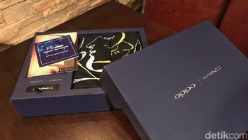 Ponsel ini turut dijual dengan paketan khusus yang berkolaborasi dengan perusahan kosmetik MAC. (Foto: detikINET/Adi Fida Rahman)