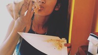 Tuh kan, Tara suka pizza. Pizza terlihat sangat lezat bila melihat ekspresinya melahap pizza itu. Foto: Instagram @tarabasro