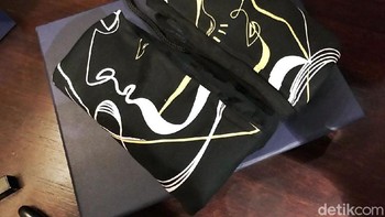 Ada sepasang kaos yang didesain oleh Rinaldy A Yunardi. (Foto: detikINET/Adi Fida Rahman)
