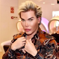 Sejak menjadi pria, penampilannya memang sudah kemayu. Inilah potret Rodrigo sebelum berubah kelamin dan berganti nama menjadi Jessica Alves. Foto: (rodrigoalvesuk/Instagram)