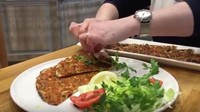 Lahmacun bisa dimakan langsung seperti pizza. Tapi bisa juga kalau mau digulung dengan selada hingga tomat yang ikut disajikan tadi menjadi isinya (Kurnia/detikTravel)