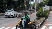 Pengendara sepeda motor memutar balik di U-turn Jalan Warung Jati Barat yang akan diubah namanya.