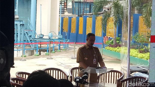 Gubernur DKI Jakarta Anies Baswedan di pintu air Manggarai.