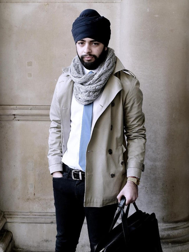 Pria Sikh pun juga memakai Turban. Tak hanya orangtua, tapi kaum mudanya juga. Turban membalut rambut panjang pria Sikh yang haram dipotong sebagai bentuk penghormatan pada Sang Pencipta. (Foto: Getty Images)