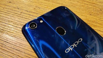 Kamera belakang berukuran 16 MP dan ada sensor sidik jari. (Foto: detikINET/Adi Fida Rahman)