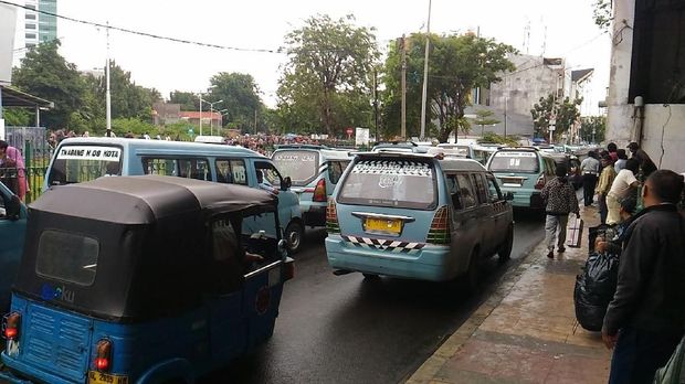 Pasca Demo Kemarin, Angkot di Tanah Abang Beroperasi Kembali