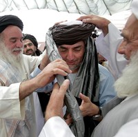 Seperti peci atau kopiah di Indonesia, turban umum dipakai oleh para pria Afghanistan. Adapun model dan warnanya bisa berbeda-beda berdasarkan daerahnya. (Foto: Getty Images)