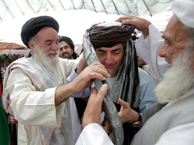 Seperti peci atau kopiah di Indonesia, turban umum dipakai oleh para pria Afghanistan. Adapun model dan warnanya bisa berbeda-beda berdasarkan daerahnya. (Foto: Getty Images)