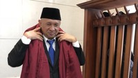 Ternyata, Teten lupa membawa baju untuk udara dingin. Akhirnya, dia memakai selimut pesawat sebagai syal saat tiba di Afghanistan. Bahkan, Teten sempat dikira ulama dari Indonesia (Foto: Twitter Pramono Anung)