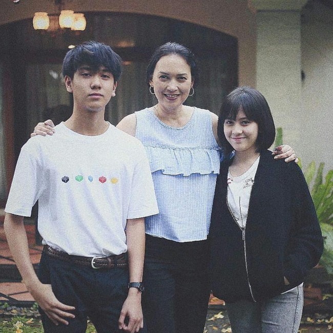 Di tahun itu, kaus longgar pun dimasukkan ke dalam celana. Hal ini jadi simbol penampilan yang rapi dan sopan. Kaos yang dipakai biasanya tidak fit, dengan ciri bahu kaus yang lebar dan turun. Foto: Instagram