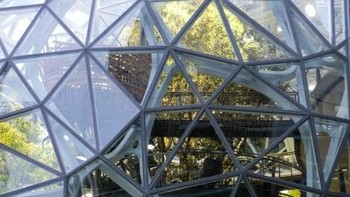 Spheres memiliki tiga bagian rumah berbentuk bola kaca semacam ini, masing-masing memiliki lebar 130 kaki atau sekitar 40 meter dan tinggi lingkaran bangunan 90 kaki atau sekitar 27 meter. (Foto: Dok. techrunch/Devin Coldewey)