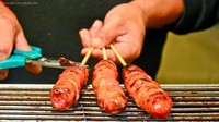 Ada juga sosis yang empuk dan juicy. Enak dinikmati hangat-hangat dan dijadikan camilan malam. Foto: Istimewa