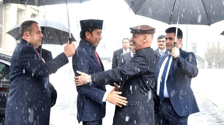 Cerita Jokowi Sempat Deg-degan Saat Berada di Afghanistan Cerita Jokowi Sempat Deg-degan Saat Berada di Afghanistan