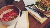 Superfood bowl and salad.. Yummmyyy, tulis salah satu pemain film Pengabdi Setan ini di instagram pribadinya. Buah dan sayur ini dilahap sendiri oleh Tara! Foto: Instagram @tarabasro