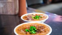 Sajian ini memiliki nama Oyster Mee Sua. Hidangan hangat ini terbuat dari daging tiram yang dipadu dengan mie beras dan disiram kuah kaldu. Sluurp! Foto: Istimewa