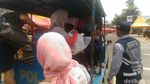 Ramai-ramai Menumpang Mobil Satpol PP di Tanah Abang