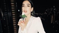 Ia tampil seksi di acara tersebut dengan dress putih berbelahan tinggi. (Dok. Instagram/dualipa)