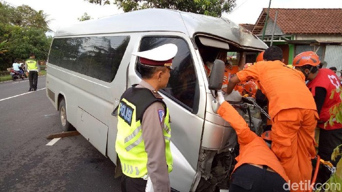 Mobil Tabrak Pohon di Kulon Progo, Penumpang Tergencet Selama 4 Jam